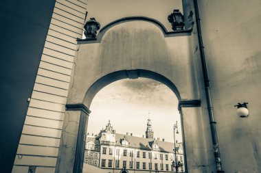 Eski renkli evleri olan Wroclaw merkez pazar meydanı
