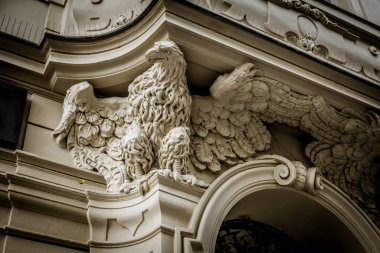 Prag, Çek Cumhuriyeti - 21 Eylül 2019. Güz Prag 'ın güzel sokakları ve mimarisi