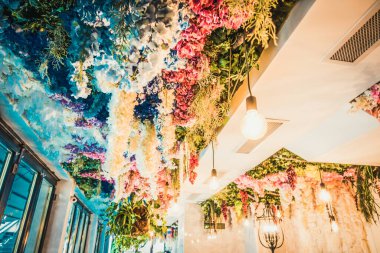 İç kısımda taze çiçekler var.