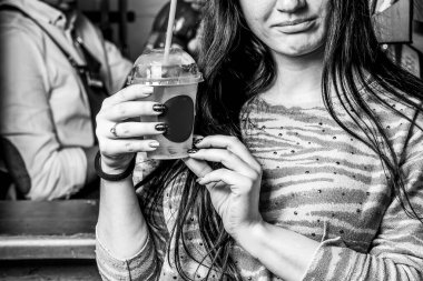 Mojito yapımı kafenin arka planında