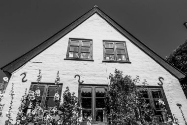 Resimli bir köyde güzel bir Danimarka mimarisi