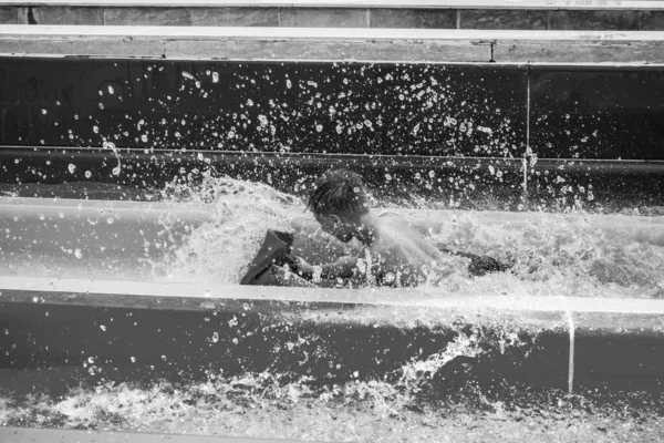 Menino Monta Slide Parque Aquático — Fotografia de Stock