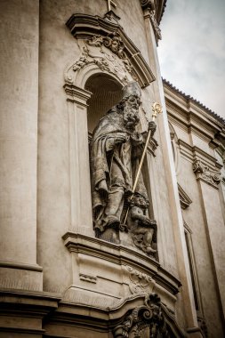 Prag, Çek Cumhuriyeti - 21 Eylül 2019. Güz Prag 'ın güzel sokakları ve mimarisi