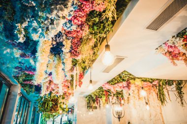 İç kısımda taze çiçekler var.