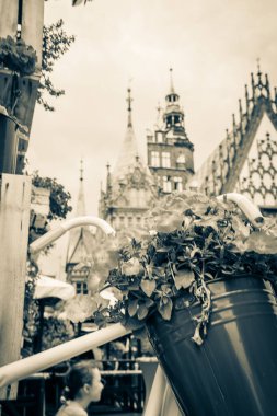 Wroclaw, Polonya - 15 Haziran 2019 Wroclaw Evleri ve Wroclaw şehrinin sokakları. Şehir manzarası