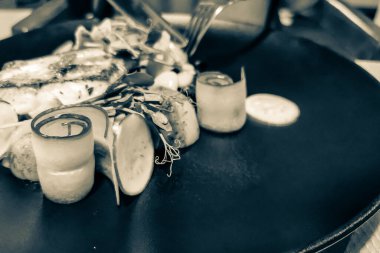 Sebze geçmişi olan ızgara turna balığı.