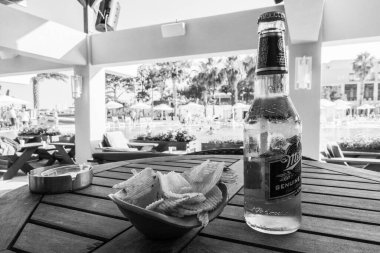 Yaz kafesindeki masada bira ve patates kızartması.