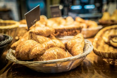 Kahvaltı için kafede nefis taze hamur işleri.