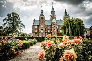 Kopenhag, Danimarka - 24 Temmuz 2019. Kopenhag 'daki Güzel Rosenborg Kalesi