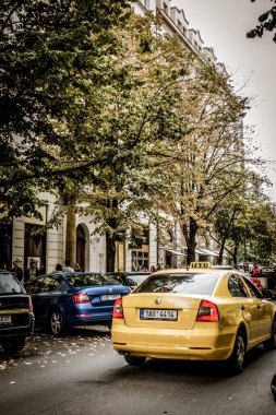 Prag, Çek Cumhuriyeti - 21 Eylül 2019. Güz Prag 'ın güzel sokakları ve mimarisi