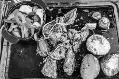 Biftek ve patates arka planda.