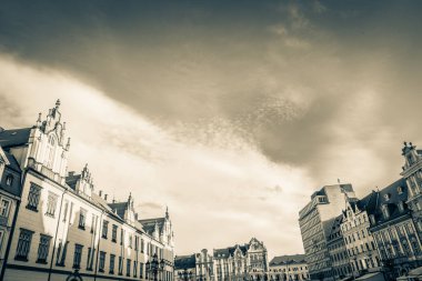 Eski renkli evleri olan Wroclaw merkez pazar meydanı