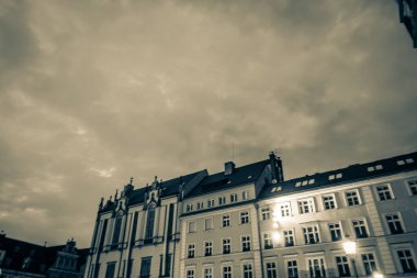 Eski renkli evleri olan Wroclaw merkez pazar meydanı