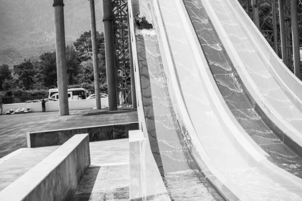 Menino Monta Slide Parque Aquático — Fotografia de Stock