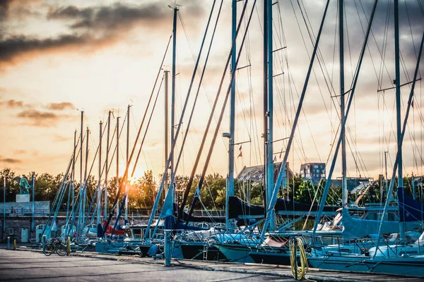 Hermoso Muelle Por Noche Con Hermosos Yates Vela —  Fotos de Stock