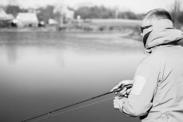 湖で釣るのがうまい — ストック写真