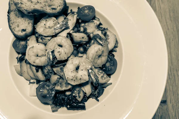 Insalata Con Gamberetti Verdure Alla Griglia Sfondo — Foto Stock