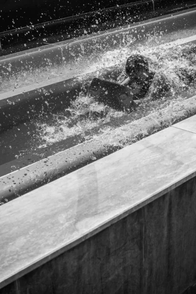 Garçon Monte Toboggan Dans Parc Aquatique — Photo