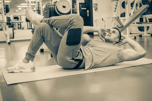 Een Man Gaat Sporten Sportschool — Stockfoto