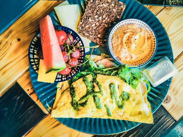 Smaklig Frukost Med Omelett Och Grönsaker — Stockfoto