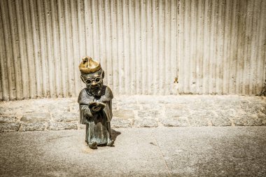 Wroclaw, Polonya - 15 Haziran 2019 Wroclaw Evleri ve Wroclaw şehrinin sokakları. Şehir manzarası