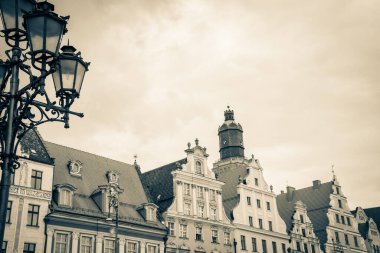 Wroclaw, Polonya - 15 Haziran 2019 Wroclaw Evleri ve Wroclaw şehrinin sokakları. Şehir manzarası