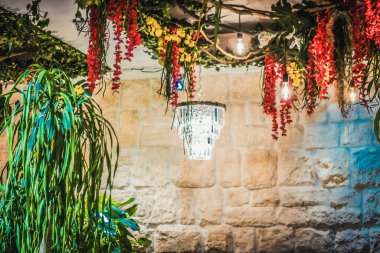 İç kısımda taze çiçekler var.