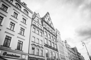 Wroclaw, Polonya - 15 Haziran 2019 Wroclaw Evleri ve Wroclaw şehrinin sokakları. Şehir manzarası