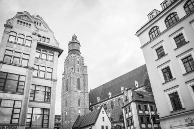 Wroclaw, Polonya - 15 Haziran 2019 Wroclaw Evleri ve Wroclaw şehrinin sokakları. Şehir manzarası