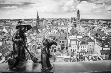 Wroclaw, Polonya - 15 Haziran 2019 Wroclaw Evleri ve Wroclaw şehrinin sokakları. Şehir manzarası