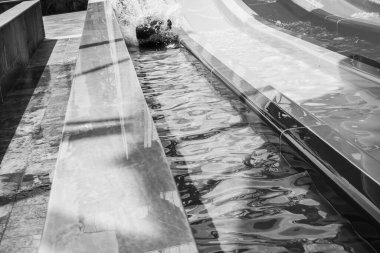 Çocuk bir slayt su park gezintisi