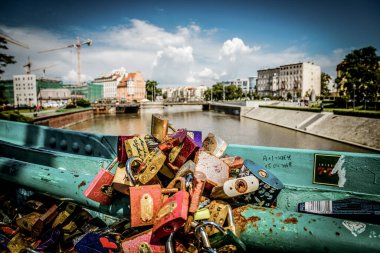 Wroclaw, Polonya - 15 Haziran 2019 Wroclaw Evleri ve Wroclaw şehrinin sokakları. Şehir manzarası