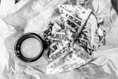 Doldurulmuş pide, lezzetli aperatif ve sos.