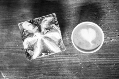 Ahşap arka planda kahve ve dondurma.