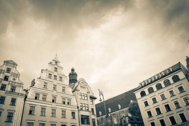 Wroclaw, Polonya - 15 Haziran 2019 Wroclaw Evleri ve Wroclaw şehrinin sokakları. Şehir manzarası