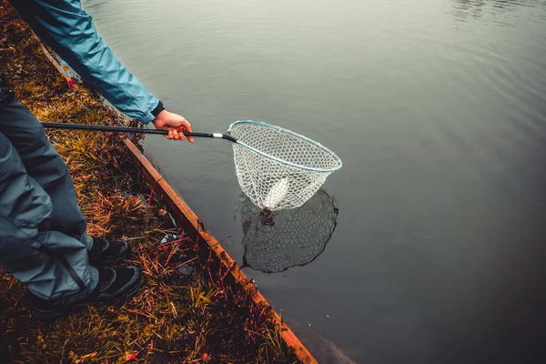 Gölde Alabalık Avı Spor Balıkçılığı Açık Hava Aktiviteleri — Stok fotoğraf