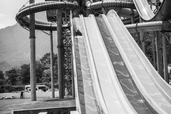 Jongen Rijdt Een Dia Het Waterpark — Stockfoto