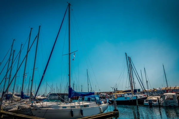 拥有游艇的美丽丹麦港口 — 图库照片