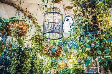 İç kısımda taze çiçekler var.