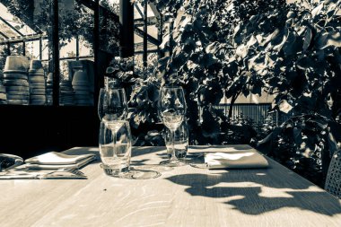 Parkta güzel bir açık hava restoranı var.