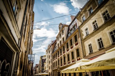 Wroclaw, Polonya - 15 Haziran 2019 Wroclaw Evleri ve Wroclaw şehrinin sokakları. Şehir manzarası