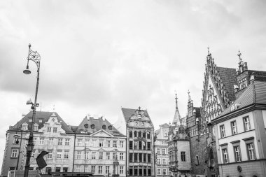 Wroclaw, Polonya - 15 Haziran 2019 Wroclaw Evleri ve Wroclaw şehrinin sokakları. Şehir manzarası