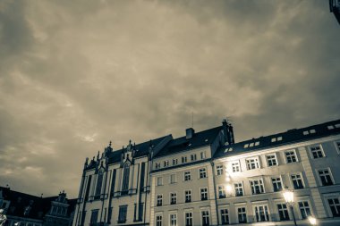 Eski renkli evleri olan Wroclaw merkez pazar meydanı
