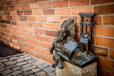 Wroclaw, Polonya - 15 Haziran 2019 Wroclaw Evleri ve Wroclaw şehrinin sokakları. Şehir manzarası