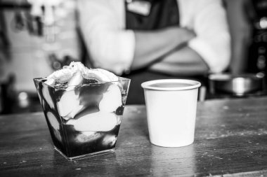 Ahşap arka planda kahve ve dondurma.