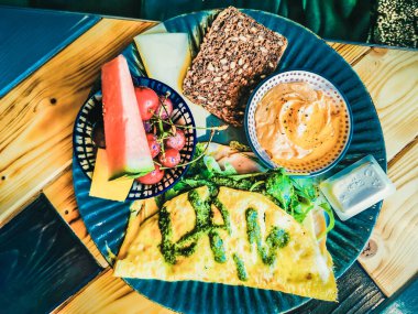 Omlet ve sebzeli lezzetli bir kahvaltı.