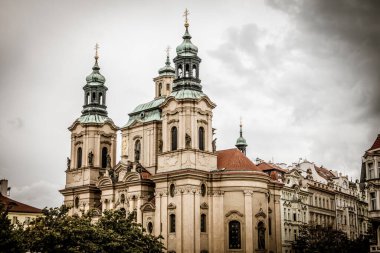 Prag, Çek Cumhuriyeti - 21 Eylül 2019. Güz Prag 'ın güzel sokakları ve mimarisi