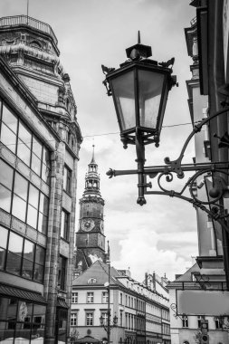 Wroclaw, Polonya - 15 Haziran 2019 Wroclaw Evleri ve Wroclaw şehrinin sokakları. Şehir manzarası