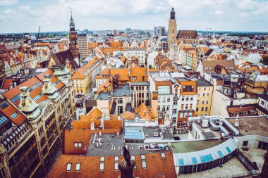 Wroclaw, Polonya - 15 Haziran 2019 Wroclaw Evleri ve Wroclaw şehrinin sokakları. Şehir manzarası
