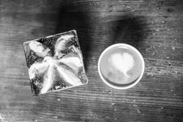 Kaffee Und Eis Auf Holzgrund — Stockfoto